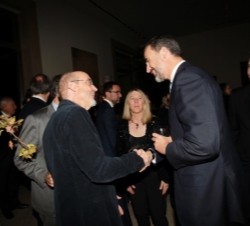 Don Felipe conversa con el artista Bill Viola en la recepción ofrecida en la residencia del embajador de EE.UU. en España, James Costos